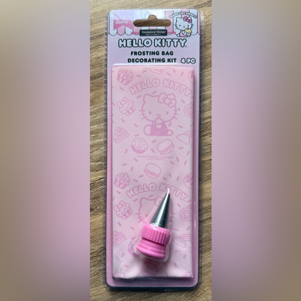 Hello Kitty Pink and White Cake Cupcake Decorating Set Frosting Bag Doilies NWT - Picture 3 of 5